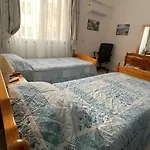 Дом отдыха Away - 2bedroom With Communal Pool & Private Garden *