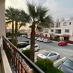 Дом отдыха Away - 2bedroom With Communal Pool & Private Garden