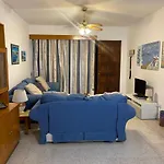 Дом отдыха Away - 2bedroom With Communal Pool & Private Garden