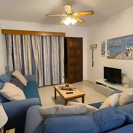 Away - 2bedroom With Communal Pool & Private Garden בית נופש *