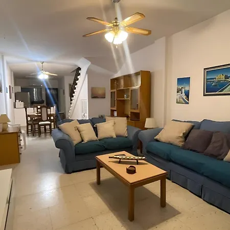 Away - 2bedroom With Communal Pool & Private Garden 別荘 *