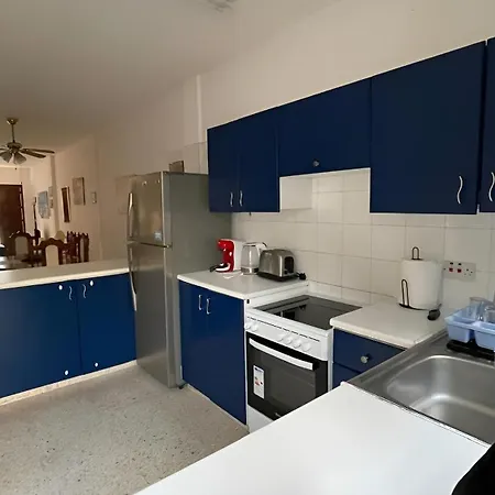 Away - 2bedroom With Communal Pool & Private Garden *