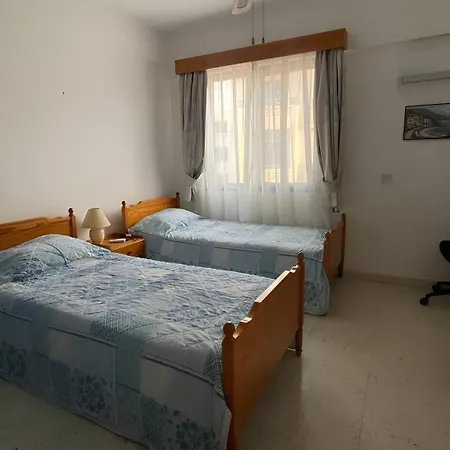 Home Away - 2Bedroom With Communal Pool & Private Garden