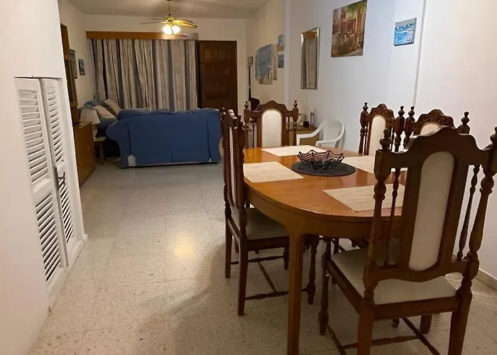 Home Away - 2Bedroom With Communal Pool & Private Garden בית נופש