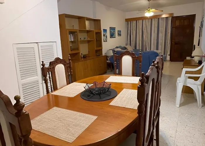 בית נופש Home Away - 2Bedroom With Communal Pool & Private Garden פאפוס