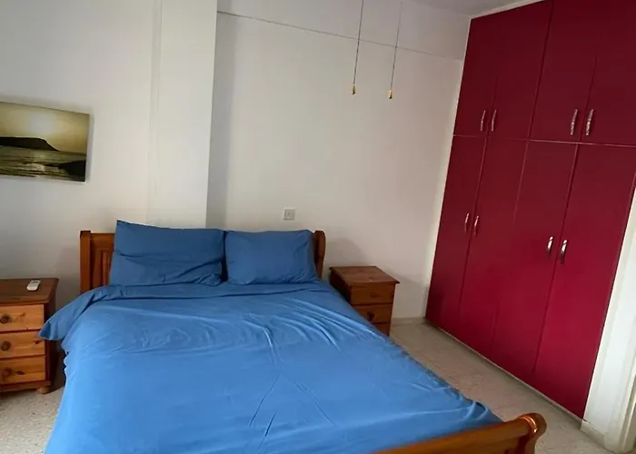 בית נופש Home Away - 2Bedroom With Communal Pool & Private Garden פאפוס